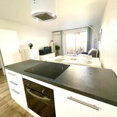 Peaceful In With Terrace, Parking 아파트 *