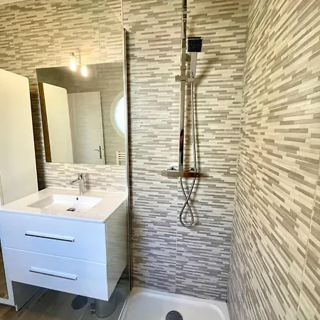 아파트 Peaceful In With Terrace, Parking 니스